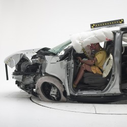 003-2014-honda-odyssey-iihs-crash-test-1