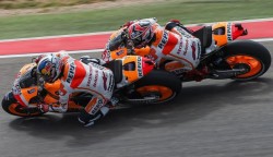 Il momento del contatto fra Pedrosa e Marquez ad Aragon