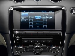 2013-Jaguar-XJ-infotainment-system