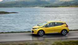 Opel-Ampera-e_horizontal_lancio_sezione_grande_doppio