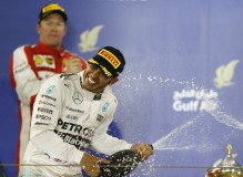 Top Foto Lewis Hamilton festeggia in Bahrain, alle sue spalle si intravede Raikkonen