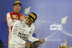 Top Foto Lewis Hamilton festeggia in Bahrain, alle sue spalle si intravede Raikkonen
