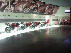 Top Foto - Un'immagine dall'interno del Museo Ducati