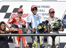 Top Foto, Valentino Rossi festeggia sul podio tra Dovizioso e Crutchlow