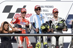 Top Foto, Valentino Rossi festeggia sul podio tra Dovizioso e Crutchlow