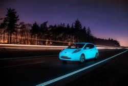 nissan-leaf-e-la-prima-auto-fluorescente-a-percorrere-unautostrada-luminescente-images-131083_1_5-520x352